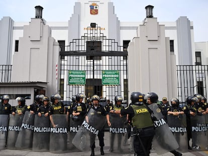 Agentes de policía resguardan la sede de la prefectura donde permanece detenido Pedro Castillo.