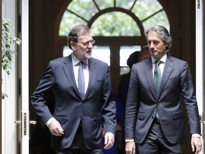 El presidente del Gobierno, Mariano Rajoy (i), y el ministro de Fomento, Íñigo de la Serna, en la presentación del Plan Extraordinario de Inversiones en Carreteras mediante colaboración público-privada, hoy en Moncloa. 