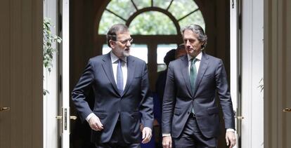 El presidente del Gobierno, Mariano Rajoy (i), y el ministro de Fomento, Íñigo de la Serna, en la presentación del Plan Extraordinario de Inversiones en Carreteras mediante colaboración público-privada, hoy en Moncloa.