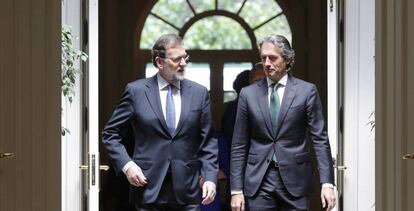 El presidente del Gobierno, Mariano Rajoy (i), y el ministro de Fomento, Íñigo de la Serna, en la presentación del Plan Extraordinario de Inversiones en Carreteras mediante colaboración público-privada, hoy en Moncloa. 