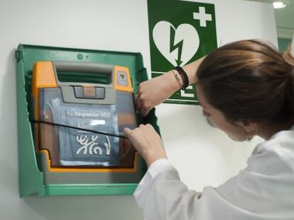 Un desfibrilador instalado en una farmacia de Las Ramblas en Barcelona.