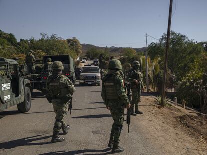 Elementos del Ejército mexicano durante un operativo en Sinaloa, en una imagen de archivo.