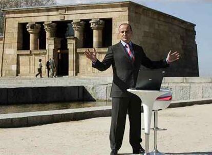 Miguel Sebastián durante la presentación del plan <i>Madrid Wi-Fi</i> frente al templo de Debod.