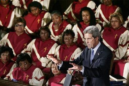 John Kerry se dirige a los feligreses en una iglesia baptista en Cleveland (Ohio) el domingo.