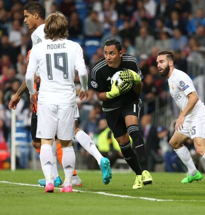 Keylor Navas se hace con el balón