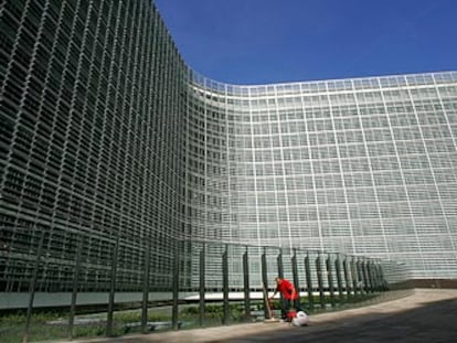 Un trabajador de la limpieza ante la renovada sede de la Comisión Europea en Bruselas.