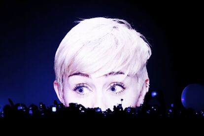 Pantalla gigante donde aparece el retrato de Miley Cirus durante su concierto en Madrid.