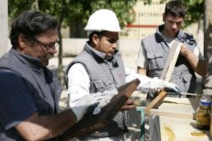 Dos trabajadores de la construcci&oacute;n recibiendo un curso de formaci&oacute;n