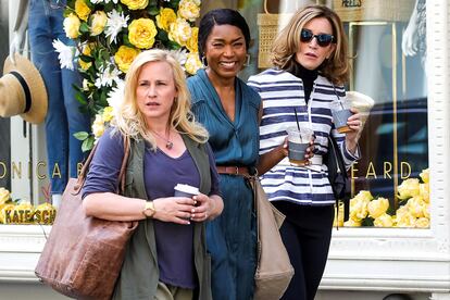 6.Otherhood

Tres madres neoyorquinas, hartas de que sus hijos no den palo al agua, deciden tomar cartas en el asunto. Debuta en la dirección Cindy Chupack, productora de Sexo en Nueva York.

Con Angela Bassett, Felicity Huffman y Patricia Arquette, reciente Globo de Oro por su papel en la miniserie Fuga en Dannemora.