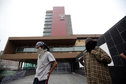 Protestors who claim to be disaffected students have occupied a dean&#039;s office at the UNAM. 