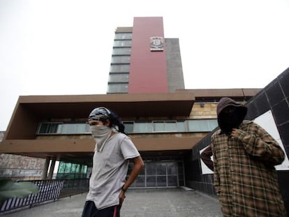 Protestors who claim to be disaffected students have occupied a dean&#039;s office at the UNAM. 