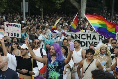 Cientos de miles de personas asisten a la manifestación estatal del Orgullo en el centro de Madrid, que ha comenzado a las 19.00 desde Atocha y recorre el centro de la ciudad hasta Colón.
