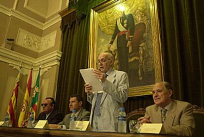 Santiago Grisolía, al leer el fallo de los Premios Rey Jaime I, en Castellón.