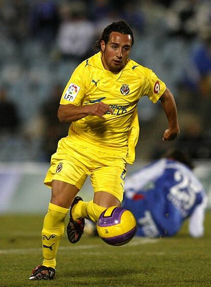 Cazorla conduce el balón en un encuentro ante el Getafe.