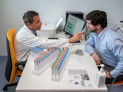 Claudio Fragola (izquierda), otorrinolaringólogo del Hospital Ramón y Cajal de Madrid, muestra un test de olfatometría.