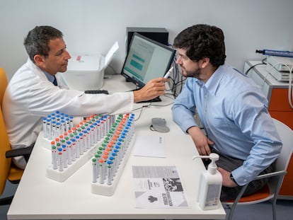 Un médico hace un test para detectar trastornos del olfato en el hospital Ramón y Cajal de Madrid.