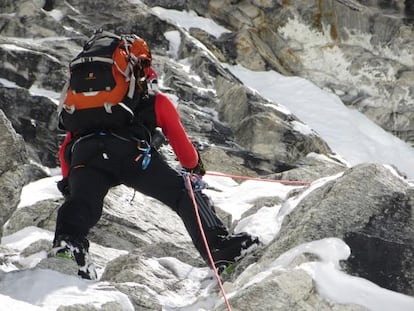 El montañero vizcaíno Alex Txikon escala a 6.100 metros de altura.