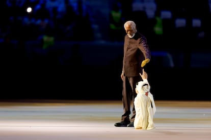 El actor Morgan Freeman sobre el escenario en la ceremonia inaugural del Mundial de Qatar junto al 'youtuber' qatarí Ghanim al-Muftah, el pasado 20 de noviembre de 2022. 