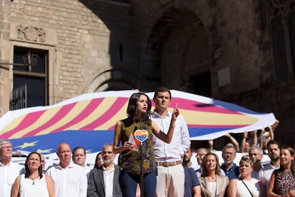 Inés Arrimadas i Albert Rivera a la plaça del Rei de Barcelona.