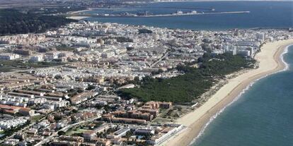 Vista a&eacute;rea de la localidad gaditana de Rota con la base militar al fondo.