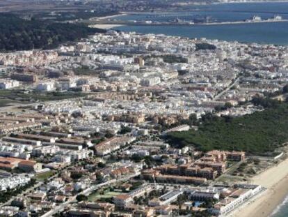 Vista a&eacute;rea de la localidad gaditana de Rota con la base militar al fondo.