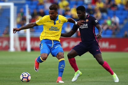 El jugador de Las Palmas Kevin-Prince Boateng protege el balón ante el defensa del Barcelona Samuel Umtiti.
