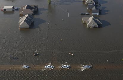 Uns cotxes circulen per un carrer inundat de la ciutat d'Orante (Texas), el 31 d'agost.