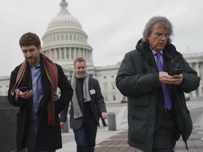 Tristan Harris ( presidente de Center for Humane Technology, a la izda.) en una imagen del documental The Social Dilemma, de Netflix.