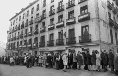 La cola de personas que querían pasar ante el cuerpo de Franco rodeaba la plaza de Isabel II.