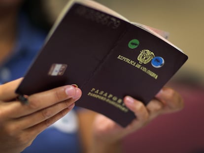 Una persona revisa un pasaporte colombiano.