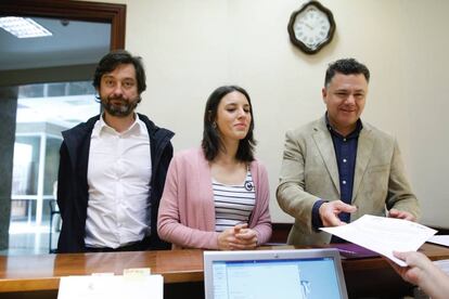 Los diputados de Podemos Rafael Mayoral, Irene Montero y Juan Antonio Delgado, en el registro de la iniciativa.