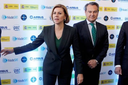 La entonces ministra de Defensa María Dolores de Cospedal y su secretario de Estado Agustín Conde, en febrero de 2018.