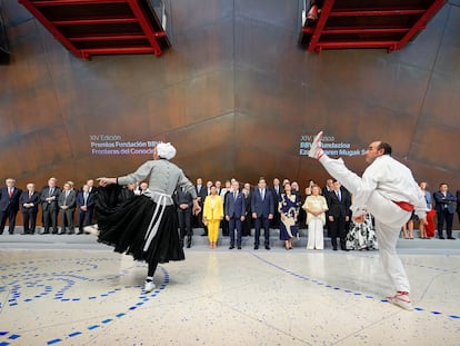 Los galardonados en los premios Fronteras del Conocimiento presencian un aurresku en Bilbao antes de la ceremonia de entrega.