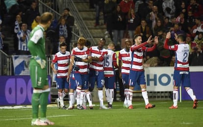 Los jugadores del Granada celebran el gol de El Arabi.