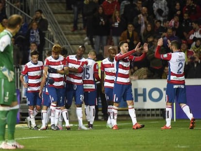 Los jugadores del Granada celebran el gol de El Arabi.