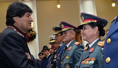 El presidente Evo Morales saluda a Gina Reque Terán.