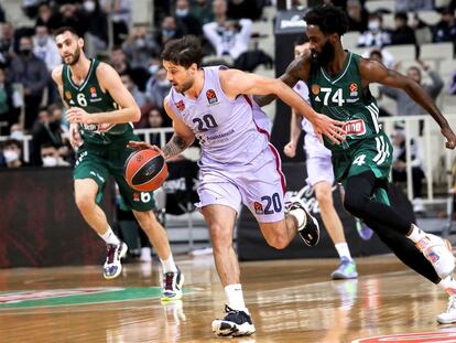 Laprovittola, perseguido por Sant-Ross durante el partido Panathinaikos-Barcelona.