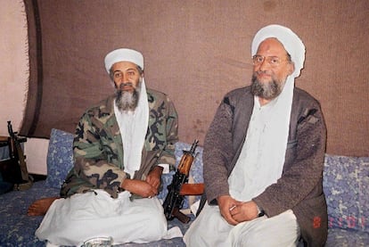 Osama bin Laden (izquierda) y Ayman al Zawahiri reunidos en algún lugar de Afganistán en noviembre de 2001.