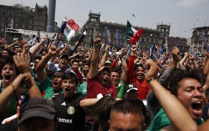 Proyección del partido en la plaza del Zócalo (México DF).