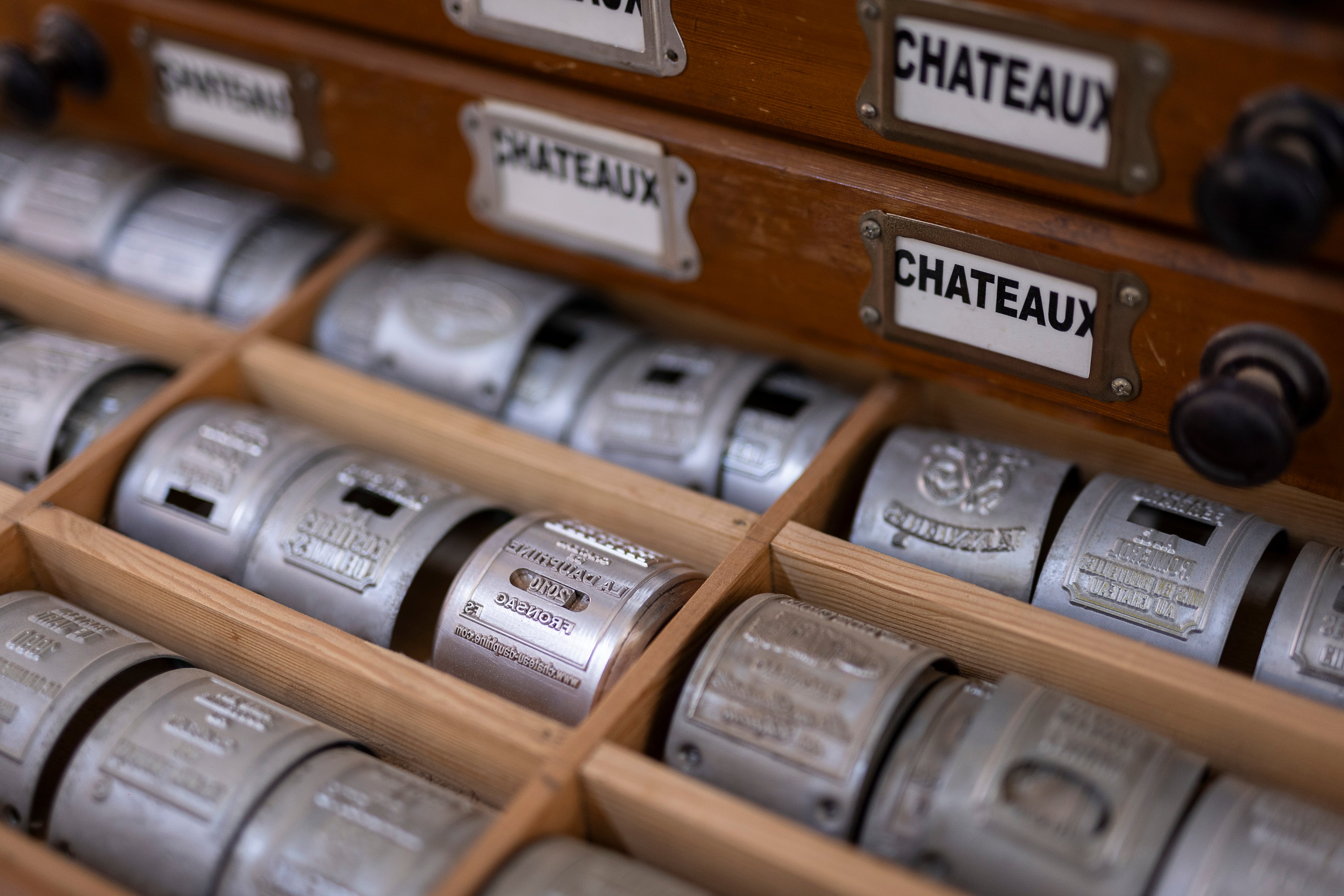 Armario con los clichés de cada cliente para poder realizar el marcado de los tapones.


