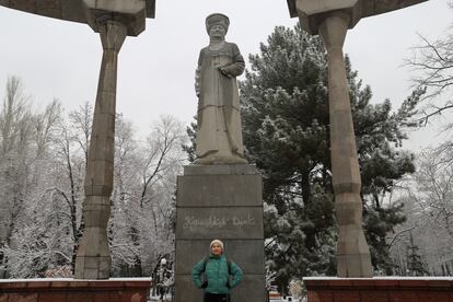 Nurzada Sadyrbekova, activista de Bishkek Feminists Iniciatives, que promueve iniciativas online y offline para romper los tabúes sobre la menstruación en Kirguistán, posa delante de la estatua dedicada a la primera líder política mujer del país, Kurmanjan Datka, considerada una inspiración.