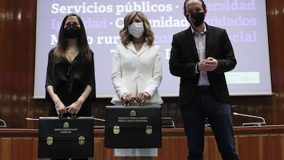 Desde la izquierda, Ione Belarra, Yolanda Díaz y Pablo Iglesias.