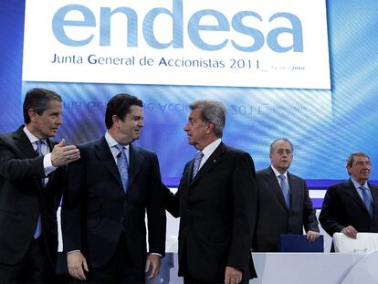 De izquierda a derecha, Andrea Brentan, Borja Prado y Fluvio Conti, en la junta de ayer.