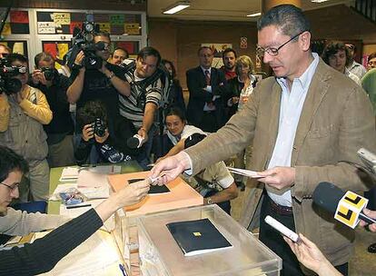 El alcalde de Madrid y candidato a la reelección, Alberto Ruiz-Gallardón, que ha votado en el instituto San Mateo de Madrid, ha pedido a los madrileños "llenar las urnas de votos" para que la opción que elijan "tenga el máximo respaldo".