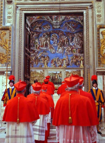 Un grupo de cardenales entra en fila en la Capilla Sixtina para iniciar el cónclave que elegirá al sucesor del papa Juan Pablo II, el lunes 18 de abril de 2005. Su recorrido empieza en el hospicio de Santa Marta y tras entrar en la Sixtina se cierran las puertas. La primera jornada del cónclave se inicia con el juramento de los cardenales e inmediatamente se procede a la primera votación que da paso a la primera fumata. Como era esperable, ningún cardenal consiguió el número suficiente de apoyos y la fumata fue negra.