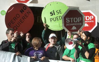 Imagen de un desahucio abortado por la PAH de Valencia en 2013.