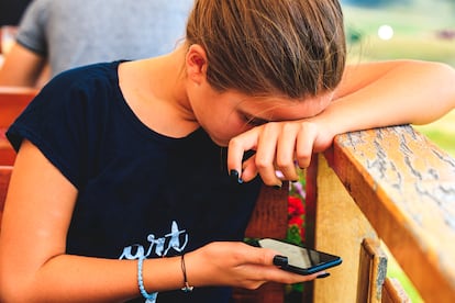 La exposición prolongada a los contenidos tóxicos en redes puede afectar significativamente la salud mental de los adolescentes. 