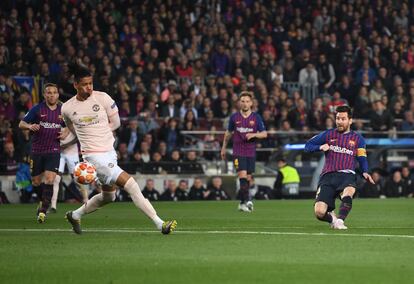 Messi marca el primer gol de su equipo.