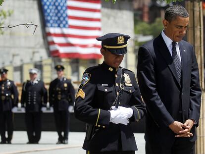 El presidente de EE UU, Barack Obama, charla con los bomberos de Nueva York durante su visita de ayer a la Zona Cero<<i>.</i>
