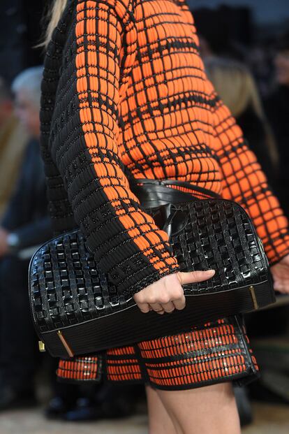 A medio camino entre lo deportivo y el lujo urbano están los bolsos de trama de red (igual que los suéters, de nuevo) vistos en Proenza Schouler.